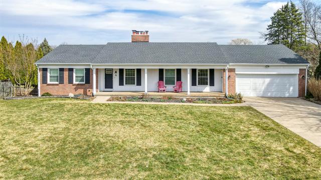 front view picture of 16 White Hills Avenue Ne, Grand Rapids, MI. 49546