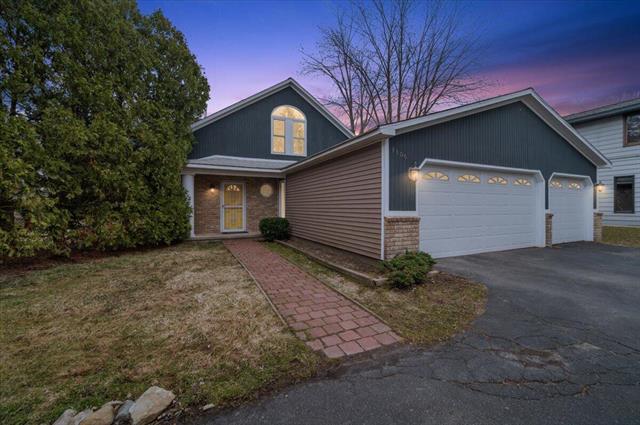 front view picture of 1106 Westmoor Drive Nw, Grand Rapids, MI. 49504