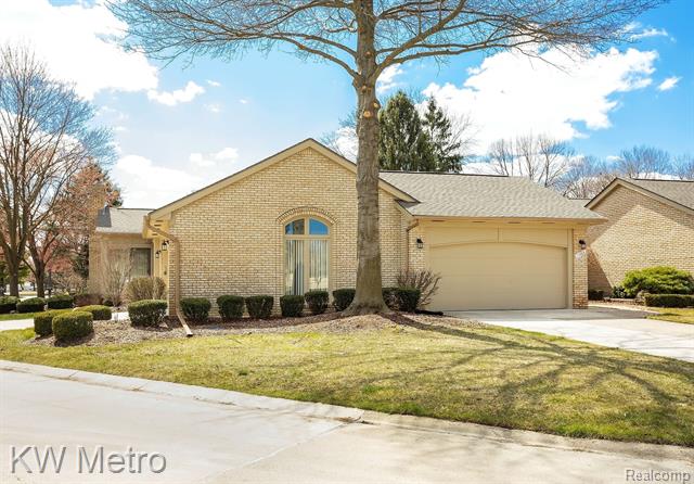front view picture of 17663 E Kirkwood Drive, Clinton Township, MI. 48038