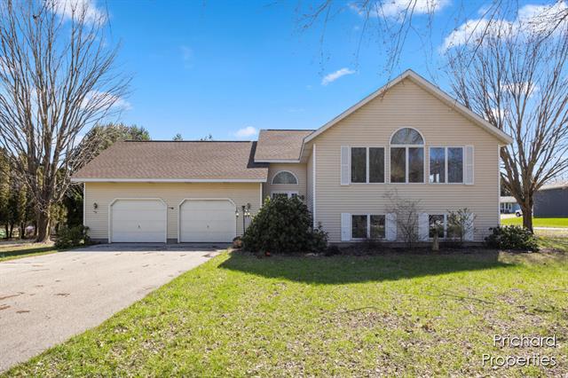 front view picture of 2461 1/2 56Th Street, Fennville, MI. 49408