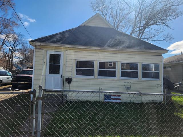 front view picture of 1726 Pine Street, Muskegon, MI. 49442