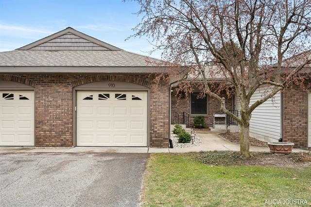 front view picture of 910 Maridell Avenue Nw, Grand Rapids, MI. 49504