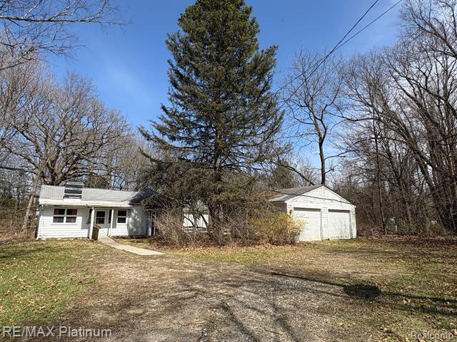 front view picture of 2415 Norton Road, Howell, MI. 48843