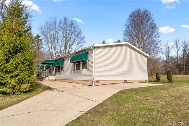front view picture of 11018 Woodland Ridge, South Lyon, MI. 48178
