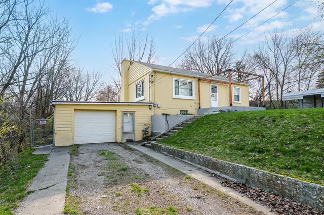 front view picture of 3909 Ash Street, Kalamazoo, MI. 49001