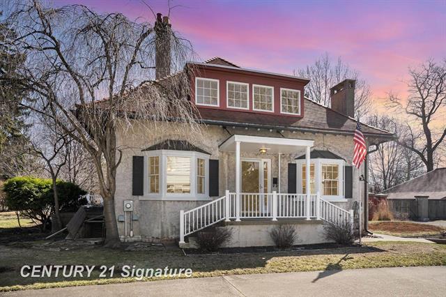 front view picture of 105 Parkwood Court, Bay City, MI. 48706