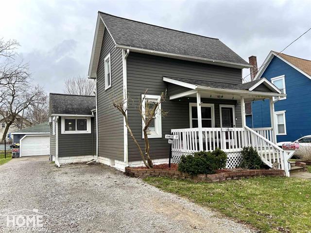 front view picture of 745 Broadway Avenue, Owosso, MI. 48867