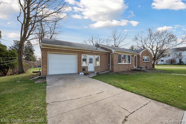 front view picture of 204 N Benjamin Street, Fowlerville, MI. 48836