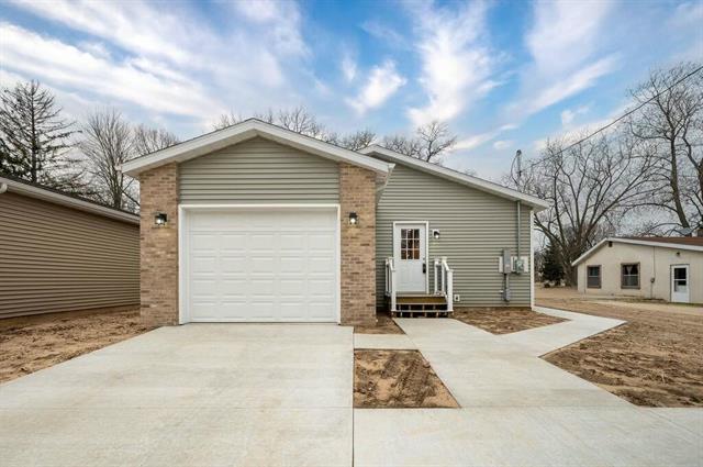 front view picture of 308 Hillview Street, Buchanan, MI. 49107