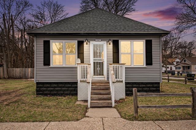 front view picture of 847 Kenneth Street, Muskegon, MI. 49442