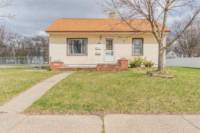 front view picture of 1212 E Dale Avenue, Muskegon, MI. 49442