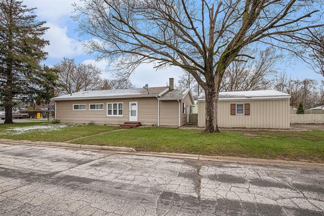 front view picture of 903 Maple Street, Three Rivers, MI. 49093