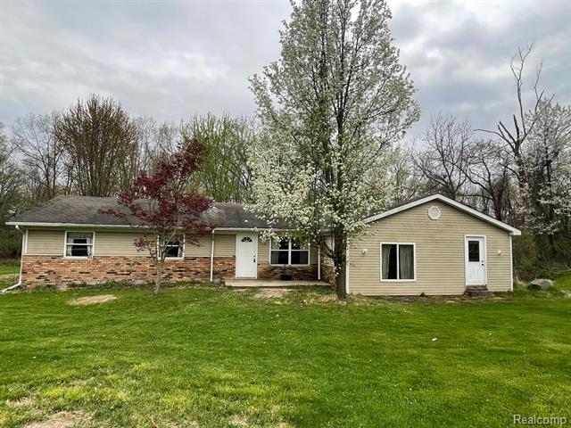 front view picture of 5559 Tipsico Lake Road, Holly, MI. 48442
