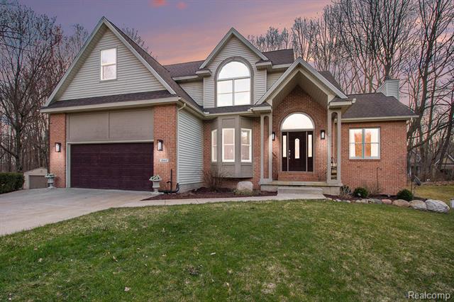 front view picture of 8460 Indian View Trail, Fenton, MI. 48430