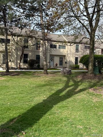 front view picture of 2110 Hyde Parke Drive, Detroit, MI. 48207
