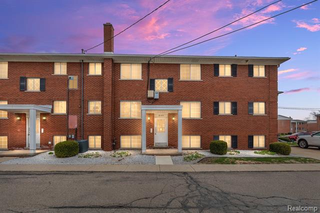 front view picture of 8160 Crestview Drive, Sterling Heights, MI. 48312