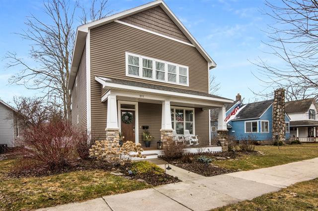 front view picture of 211 E Ninth Street, Traverse City, MI. 49684