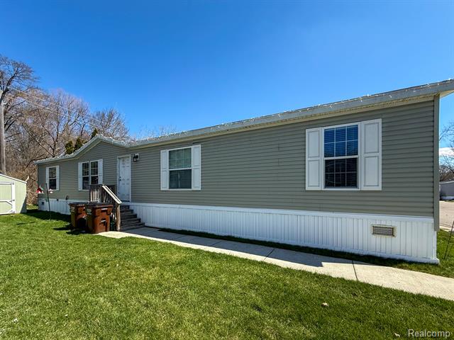 front view picture of 389 Rustic Lane N, Belleville, MI. 48111