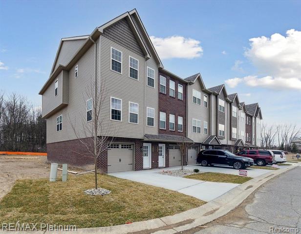 front view picture of 1695 Pinecroft Lane, Howell, MI. 48855