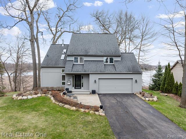 front view picture of 4965 Grover Drive, Brighton, MI. 48116