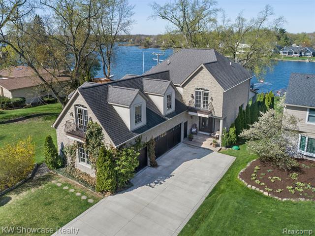 front view picture of 3190 Edgewood Park Dr, Commerce Township, MI. 48382