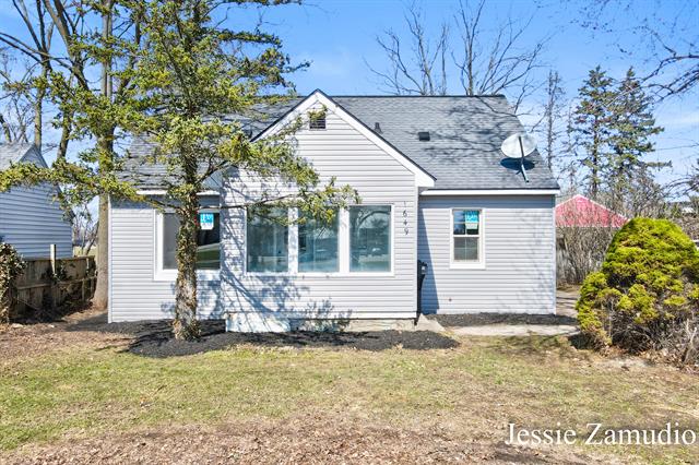 front view picture of 1649 Burton Street Se, Grand Rapids, MI. 49506