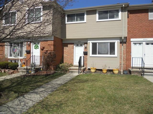 front view picture of 8207 Farnum Avenue, Warren, MI. 48093