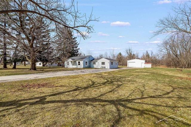 front view picture of 2313 E Stewart Road, Midland, MI. 48640