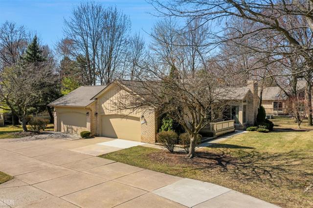 front view picture of 17675 E Kirkwood Drive, Clinton Township, MI. 48038