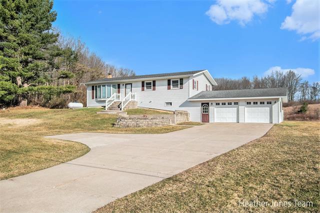 front view picture of 13849 19 Mile Road Ne, Gowen, MI. 49326