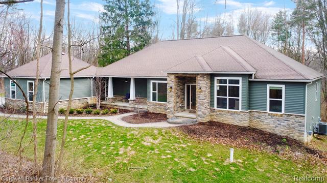 front view picture of 3841 Middle Road, Highland, MI. 48357