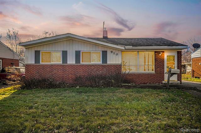 front view picture of 910 Dell Avenue, Flint, MI. 48507
