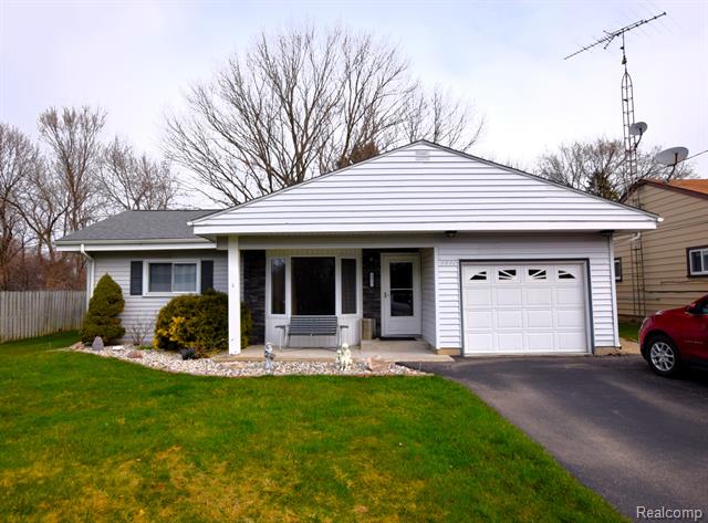 front view picture of 4411 S Hillcrest Circle, Flint, MI. 48506