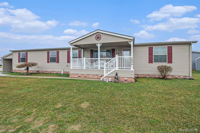 front view picture of 12374 Oak Ridge Circle, South Lyon, MI. 48178