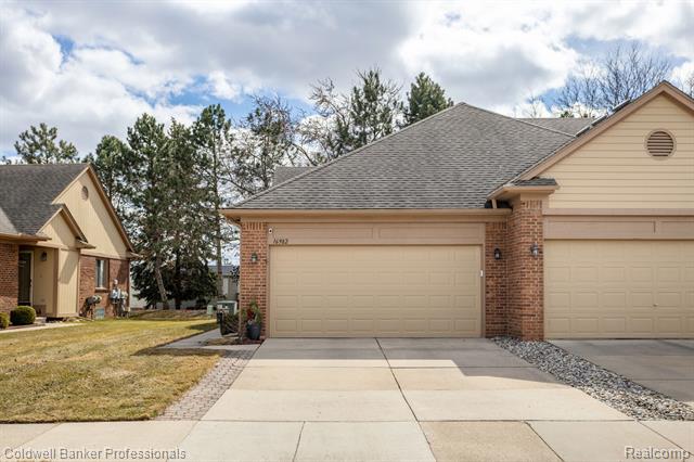 front view picture of 16982 Country Ridge Lane, Macomb, MI. 48044