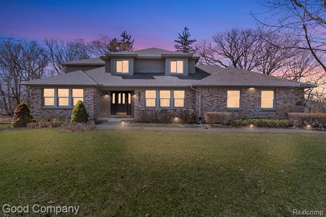 front view picture of 10076 Aylebury Drive, South Lyon, MI. 48178