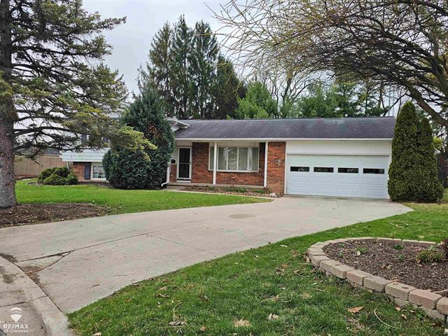 front view picture of 1301 Whitehaven Court, Owosso, MI. 48867