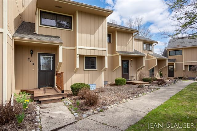 front view picture of 2714 Ridgecroft Drive Se, Grand Rapids, MI. 49546