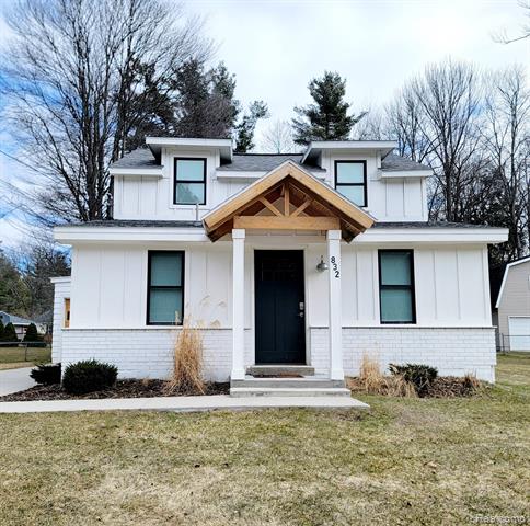front view picture of 832 Newman Street, East Tawas, MI. 48730