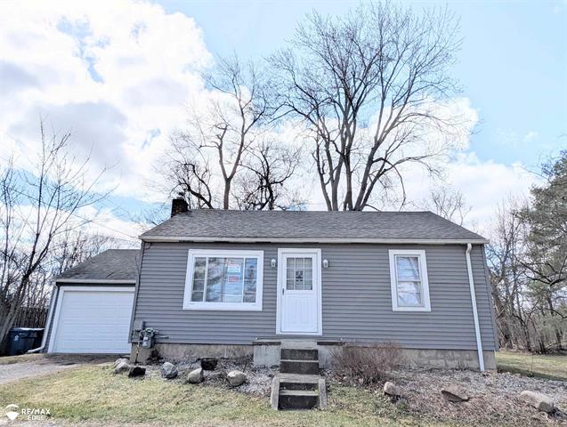 front view picture of 613 W Flint Street, Davison, MI. 48423