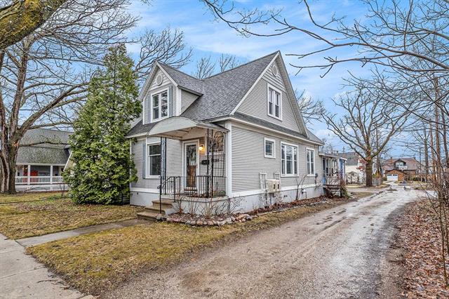 front view picture of 241 E 9Th Street, Traverse City, MI. 49684