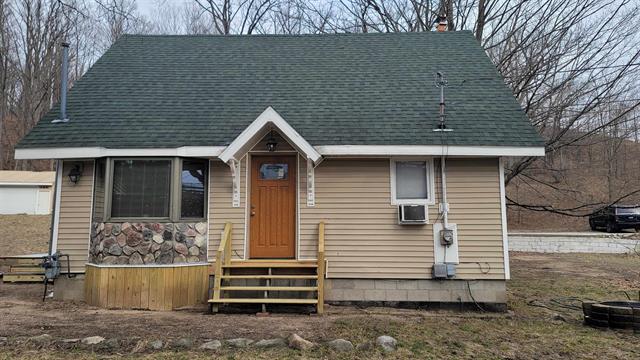 front view picture of 1880 W Hammond, Traverse City, MI. 49686