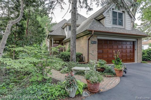 front view picture of 6510 Commerce Rd, West Bloomfield, MI. 48324