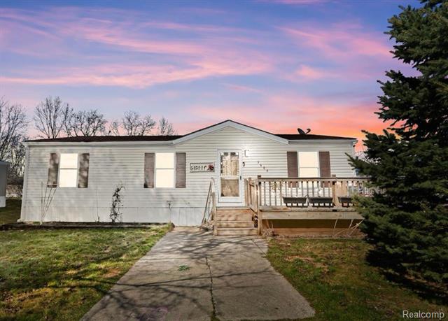 front view picture of 3606 Pinoak Street, Clarkston, MI. 48348