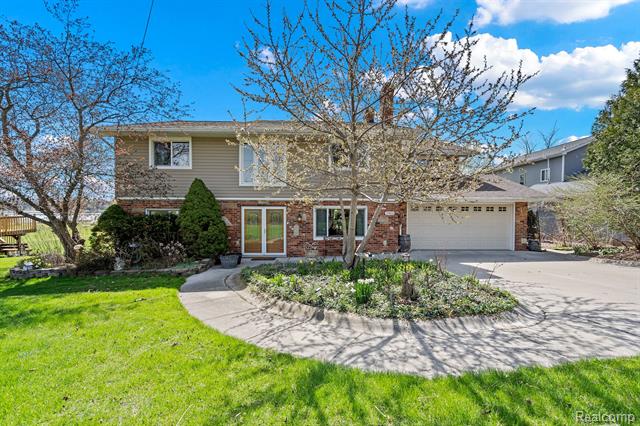 front view picture of 2901 School Lake Drive, Howell, MI. 48843