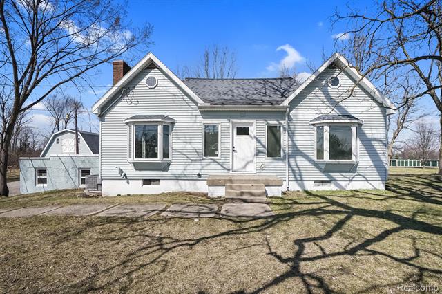 front view picture of 1449 E Maple Avenue, Burton, MI. 48529