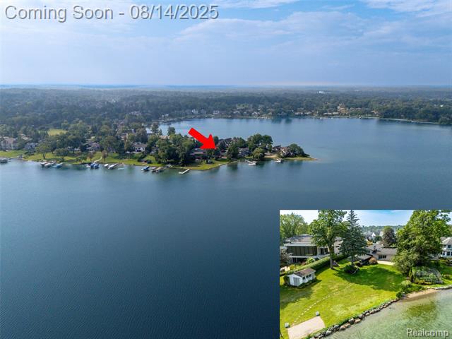 front view picture of 3266 Interlaken St, West Bloomfield, MI. 48323