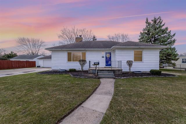 front view picture of 705 Homedale Street, Saginaw, MI. 48604