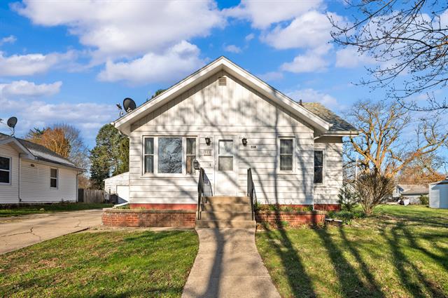 front view picture of 318 Sylvan Avenue, Buchanan, MI. 49107