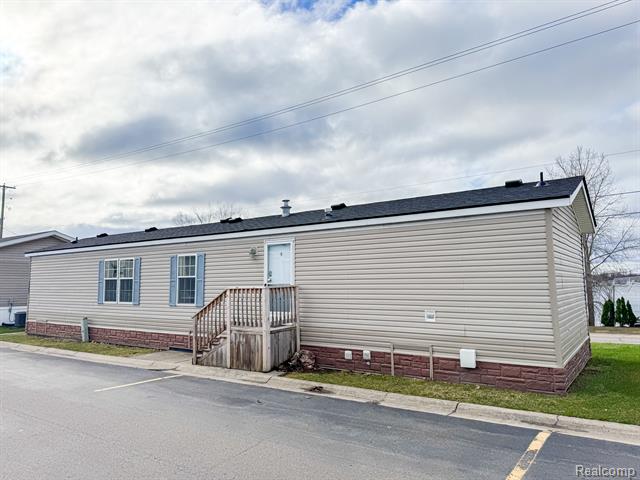 front view picture of 2367 Harbor Dr, Fenton, MI. 48430